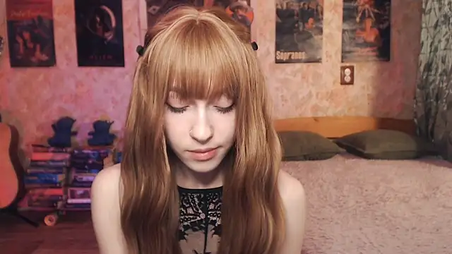 Snapshot of Friendly_Ellie chatting on 10-18-25, 01:18 Friendly Ellie online show from 10-18-25, 01:18
