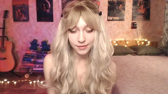 Snapshot of Friendly_Ellie chatting on 01-10-25, 12:38 Friendly Ellie online show from 01-10-25, 12:38
