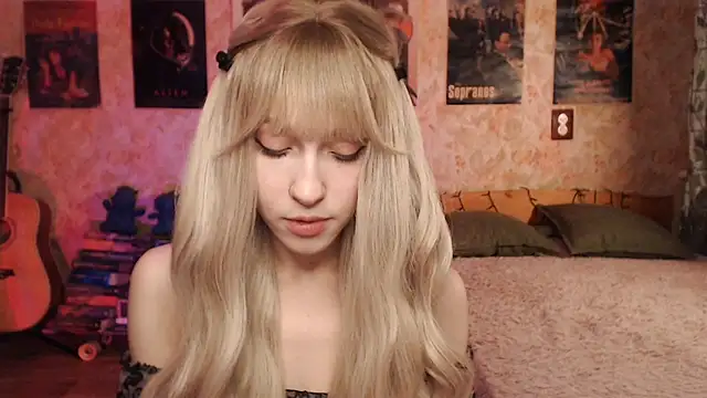 Snapshot of Friendly_Ellie chatting on 03-10-25, 12:07 Friendly Ellie online show from 03-10-25, 12:07