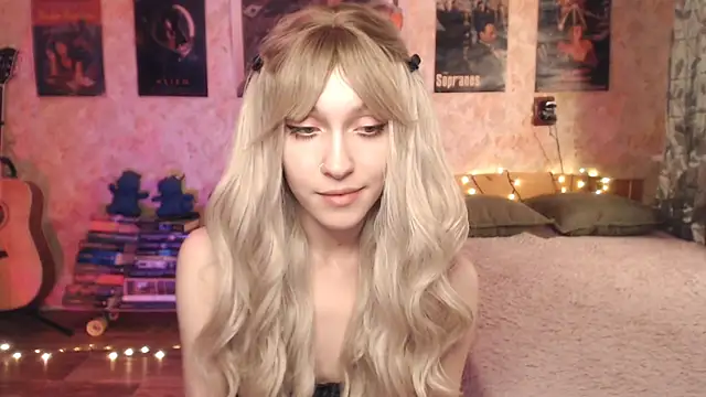 Snapshot of Friendly_Ellie chatting on 01-10-25, 04:33 Friendly Ellie online show from 01-10-25, 04:33