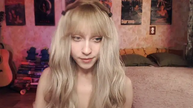 Snapshot of Friendly_Ellie chatting on 03-21-25, 03:22 Friendly Ellie online show from 03-21-25, 03:22