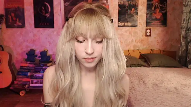 Snapshot of Friendly_Ellie chatting on 03-05-25, 12:16 Friendly Ellie online show from 03-05-25, 12:16
