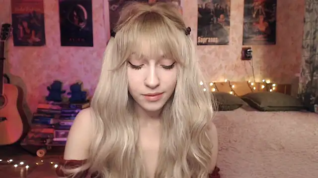 Snapshot of Friendly_Ellie chatting on 01-19-25, 12:17 Friendly Ellie online show from 01-19-25, 12:17