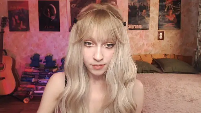 Snapshot of Friendly_Ellie chatting on 03-13-25, 03:22 Friendly Ellie online show from 03-13-25, 03:22