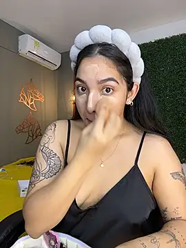 Amandanauty online show from 12-16-25, 04:17