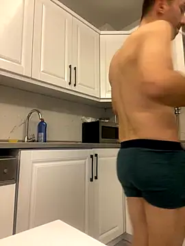 Snapshot of Emre-34 chatting on 11-14-25, 10:24 Emre-34 online show from 11-14-25, 10:24