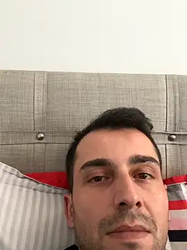 Snapshot of Emre-34 chatting on 12-17-25, 07:35 Emre-34 online show from 12-17-25, 07:35