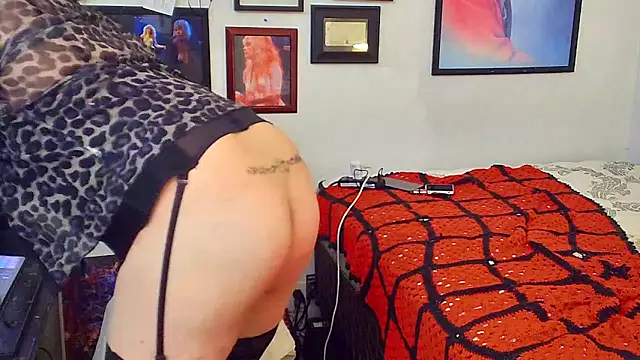 Snapshot of DoMeDoggyDiana chatting on 10-18-25, 09:22 DoMeDoggyDiana online show from 10-18-25, 09:22