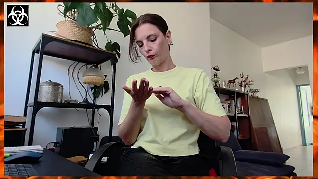 Snapshot of LanaCorona chatting on 09-19-25, 01:04 LanaCorona online show from 09-19-25, 01:04