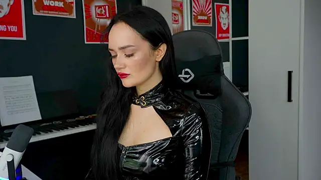 Snapshot of QueenAliss chatting on 09-13-25, 03:28 QueenAliss online show from 09-13-25, 03:28