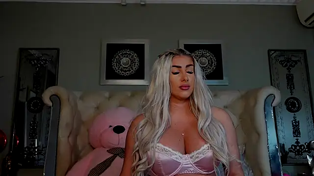 Snapshot of Squirt_Tanya chatting on 03-08-25, 01:06 Squirt Tanya online show from 03-08-25, 01:06