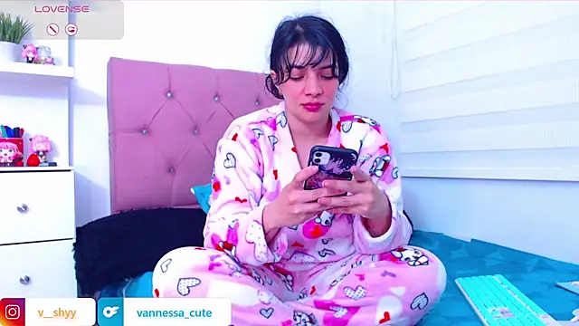 Snapshot of Vannessa__Shy chatting on 09-28-25, 03:02 Vannessa  Shy online show from 09-28-25, 03:02