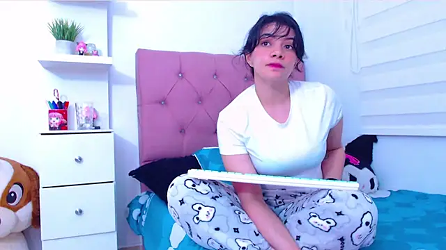 Snapshot of Vannessa__Shy chatting on 09-22-25, 11:33 Vannessa  Shy online show from 09-22-25, 11:33