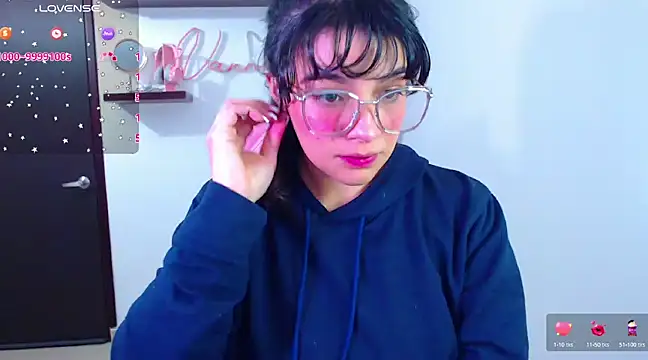 Snapshot of Vannessa__Shy chatting on 02-13-25, 10:00 Vannessa  Shy online show from 02-13-25, 10:00