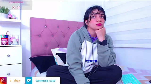 Snapshot of Vannessa__Shy chatting on 09-26-25, 12:28 Vannessa  Shy online show from 09-26-25, 12:28