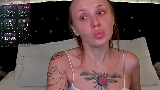 Snapshot of LianaFord chatting on 07-17-26, 05:59 LianaFord online show from 07-17-26, 05:59