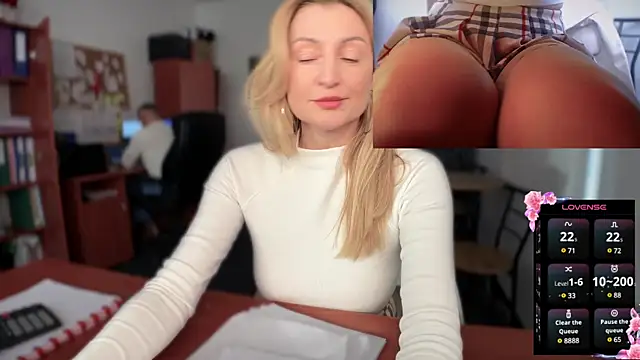 Snapshot of legsLONG chatting on 02-10-25, 01:44 legsLONG online show from 02-10-25, 01:44