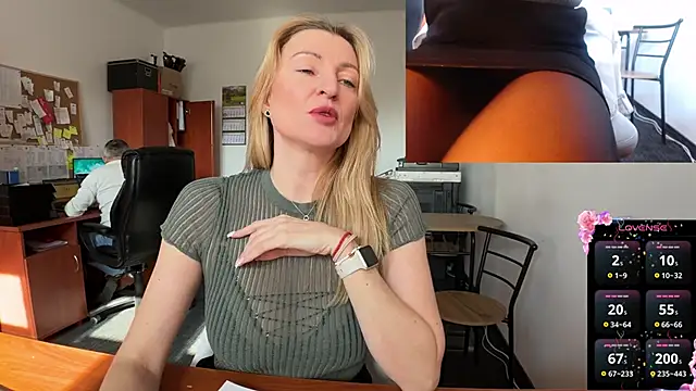 Snapshot of legsLONG chatting on 02-17-25, 10:40 legsLONG online show from 02-17-25, 10:40