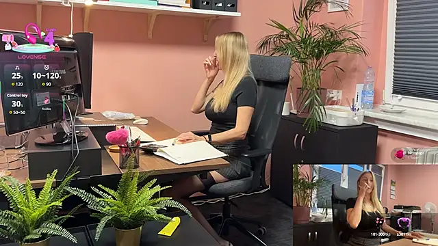 Snapshot of legsLONG chatting on 09-15-25, 04:13 legsLONG online show from 09-15-25, 04:13