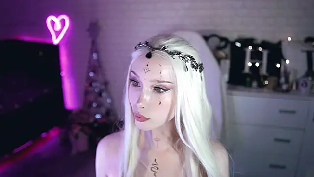 Snapshot of _Uindi_ chatting on 02-06-25, 08:23  Uindi  online show from 02-06-25, 08:23