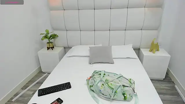 DanielleEvans  online show from 10-05-25, 11:23