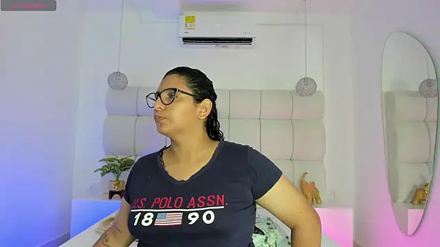 DanielleEvans  online show from 10-25-25, 11:31