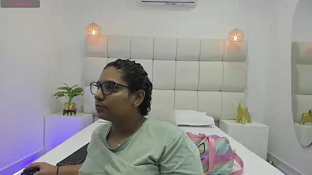 DanielleEvans  online show from 10-20-25, 11:22