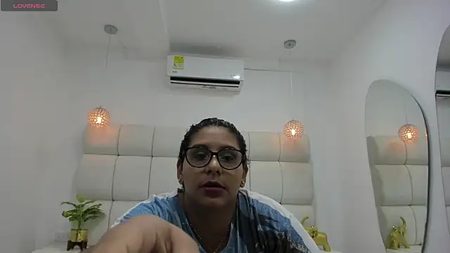 DanielleEvans  online show from 10-01-25, 11:25