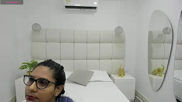 DanielleEvans  online show from 10-17-25, 11:23