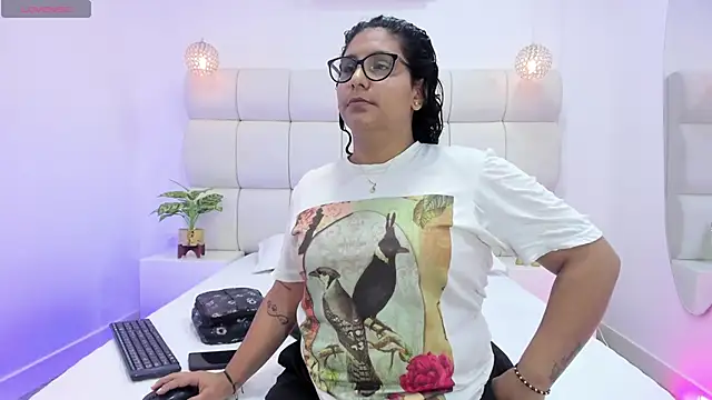 DanielleEvans  online show from 10-31-25, 11:29