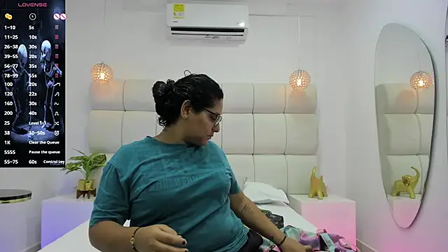 DanielleEvans  online show from 10-16-25, 11:18