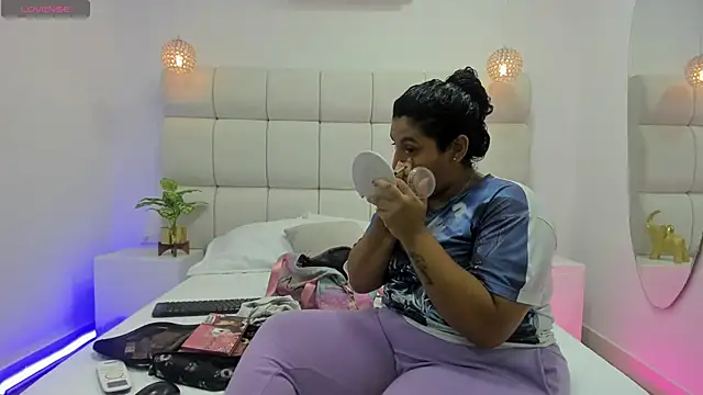 DanielleEvans  online show from 11-30-25, 11:22