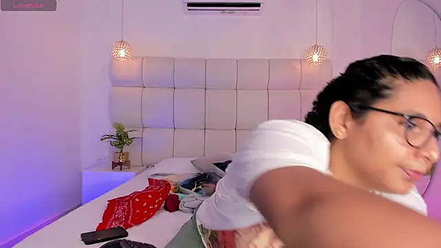 DanielleEvans  online show from 11-21-25, 11:20