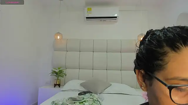 DanielleEvans  online show from 11-18-25, 11:24