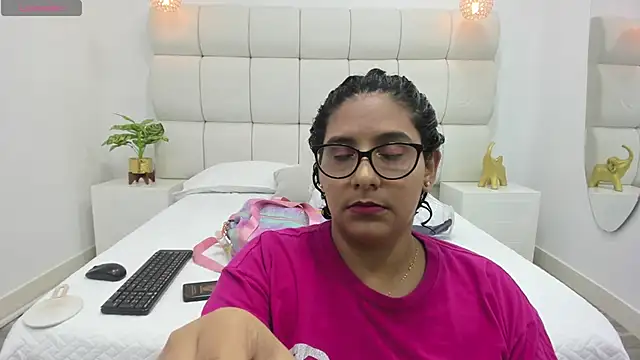 DanielleEvans  online show from 10-19-25, 11:24