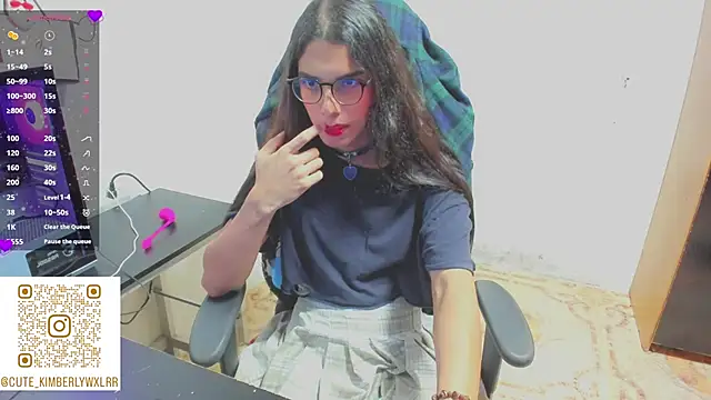 Kim Wexler online show from 04-19-26, 02:56