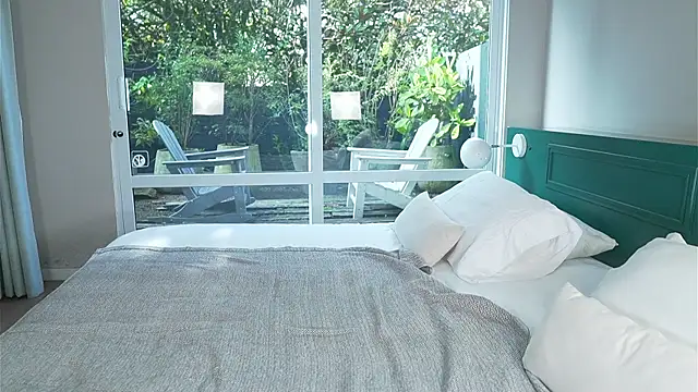 aisha es online show from 12-17-25, 01:05