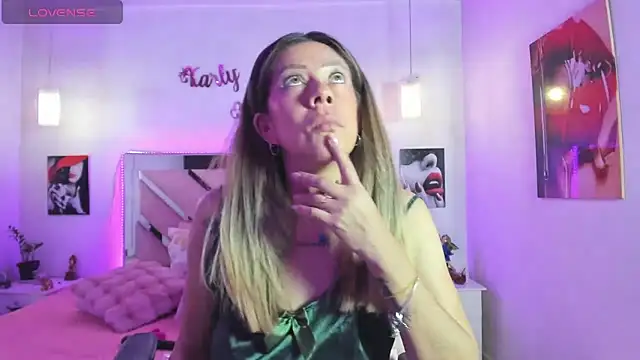 Snapshot of Karly_moon chatting on 11-20-25, 05:19 Karly moon online show from 11-20-25, 05:19