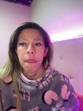 Snapshot of Karly_moon chatting on 03-23-25, 03:32 Karly moon online show from 03-23-25, 03:32