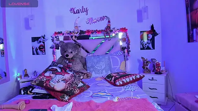 Snapshot of Karly_moon chatting on 12-18-24, 06:32 Karly moon online show from 12-18-24, 06:32