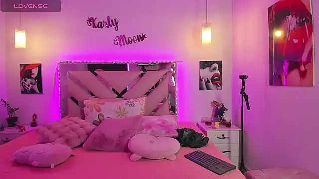 Snapshot of Karly_moon chatting on 11-19-25, 05:13 Karly moon online show from 11-19-25, 05:13
