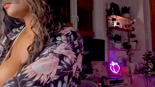 Snapshot of Ana_Peachy_ chatting on 12-17-24, 11:16 Ana Peachy  online show from 12-17-24, 11:16