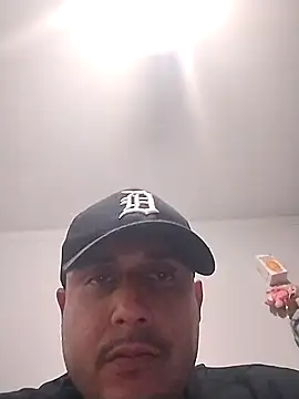 Snapshot of thickcocklatino chatting on 10-27-25, 12:11 thickcocklatino online show from 10-27-25, 12:11