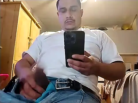 Snapshot of thickcocklatino chatting on 12-19-25, 04:53 thickcocklatino online show from 12-19-25, 04:53