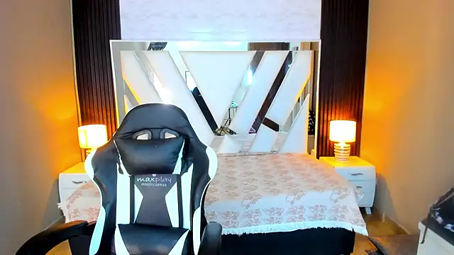 Linda4Petite online show from 10-20-25, 06:19