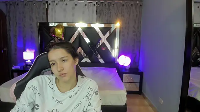 Snapshot of Linda4Petite chatting on 06-14-26, 01:34 Linda4Petite online show from 06-14-26, 01:34