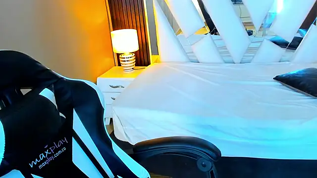 Linda4Petite online show from 11-19-25, 06:08