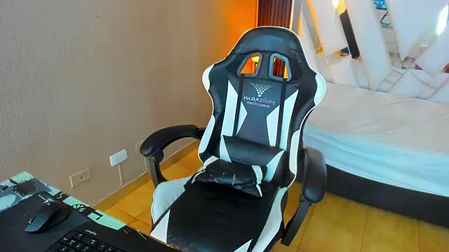 Linda4Petite online show from 04-08-26, 06:20