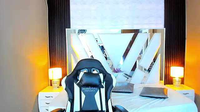 Linda4Petite online show from 10-28-25, 06:18