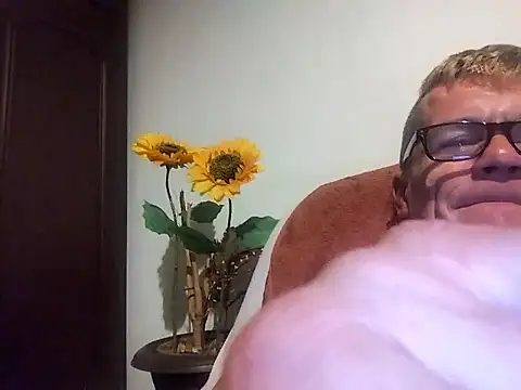 Snapshot of Robertino21cm chatting on 10-24-25, 04:22 Robertino21cm online show from 10-24-25, 04:22